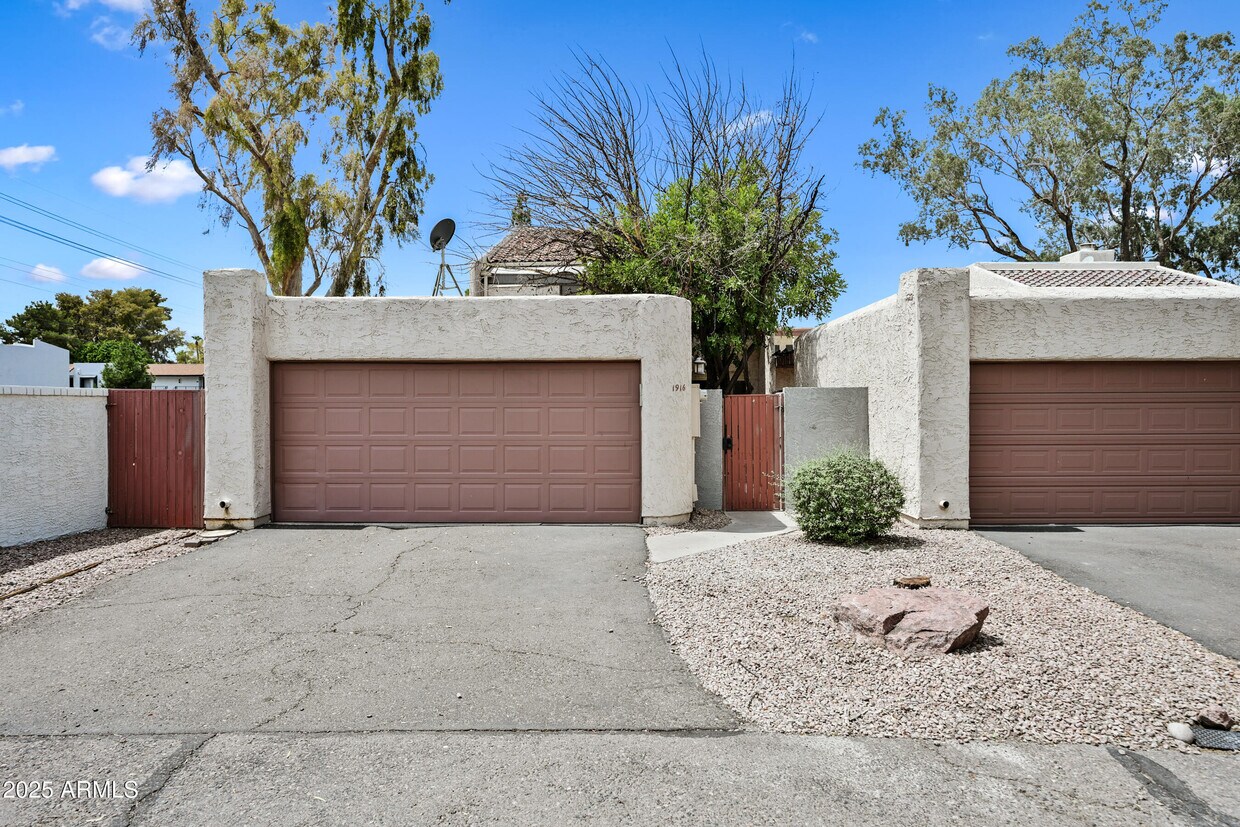 Foto principal - 1916 S River Dr