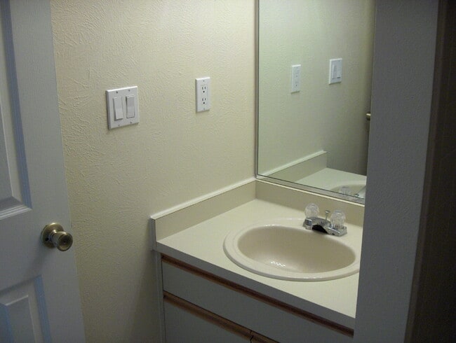 Building Photo - "Charming 2-Bed, 2-Bath Condo Retreat in Boulder – Cozy 995 Sq. Ft. Haven Awaits!"