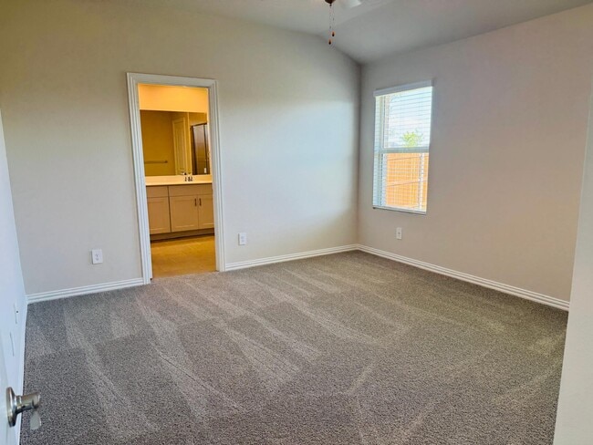 Building Photo - 801 Easthill Dr