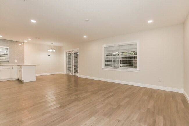 Foto del edificio - 412 Regal Park Dr