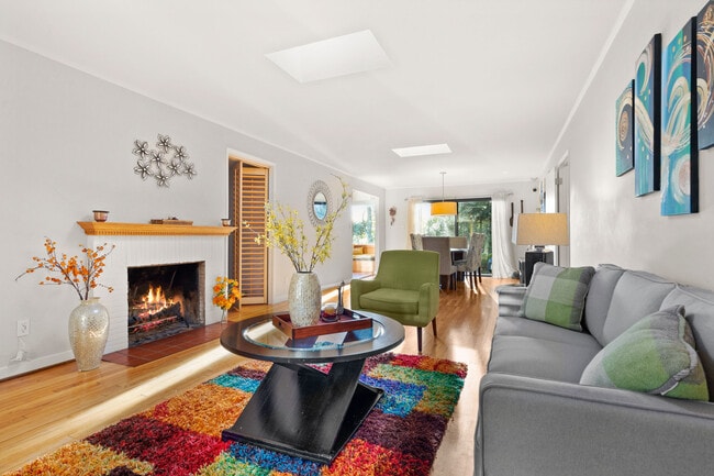 living room - 1076 Euclid Ave