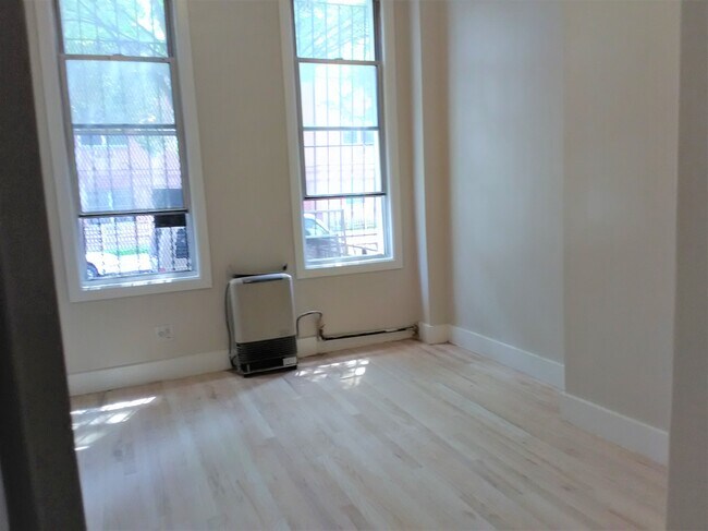 Building Photo - 163 Harman St