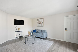 Building Photo - 2301 Deer Path Cir
