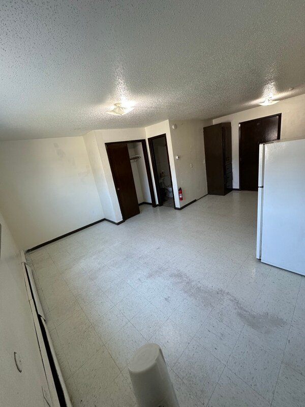 Building Photo - 320 Oak Ave N