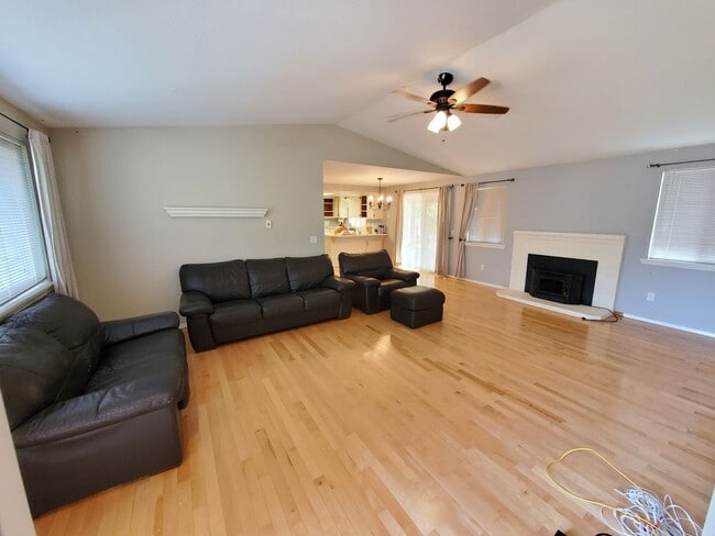 Building Photo - 3 Bedroom Rambler with fenced yard on a Cu...
