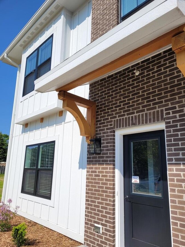 Building Photo - 1920 Edwards St