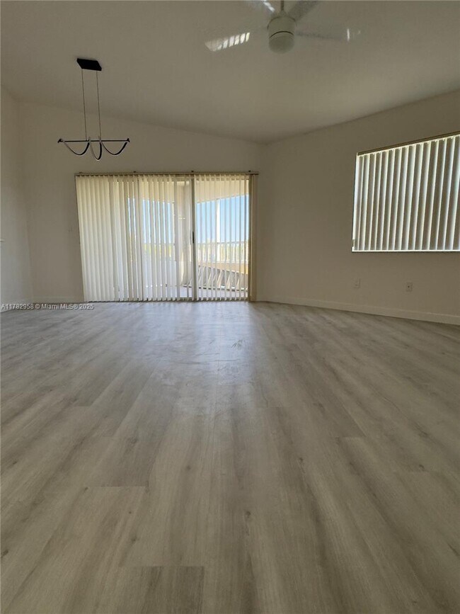 Foto del edificio - 2880 N Oakland Forest Dr