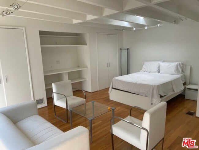 Foto del edificio - 516 N San Vicente Blvd