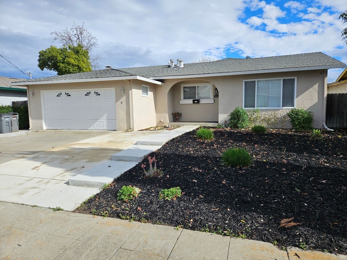 Primary Photo - Beautiful 3 bedroom, 2 bath home For Rent ...