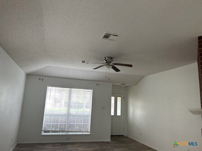 Foto del edificio - 2304 Garrett Dr