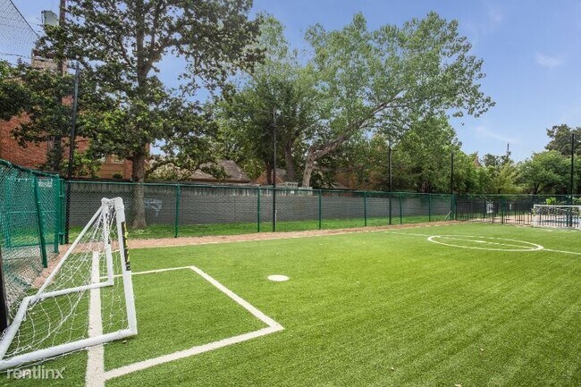 Foto del edificio - 1 br, 1 bath Apartment - 1900 Carl Rd