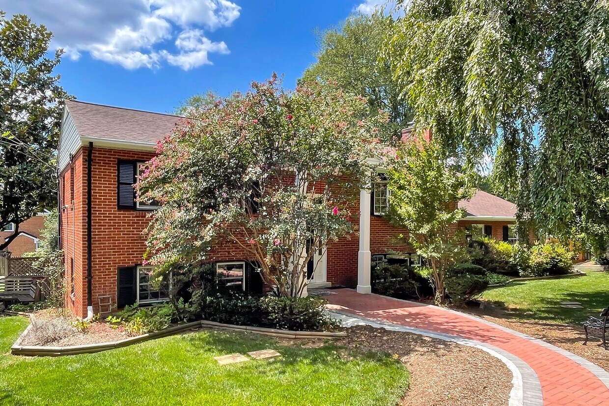 Foto principal - 8045 Idylwood Rd