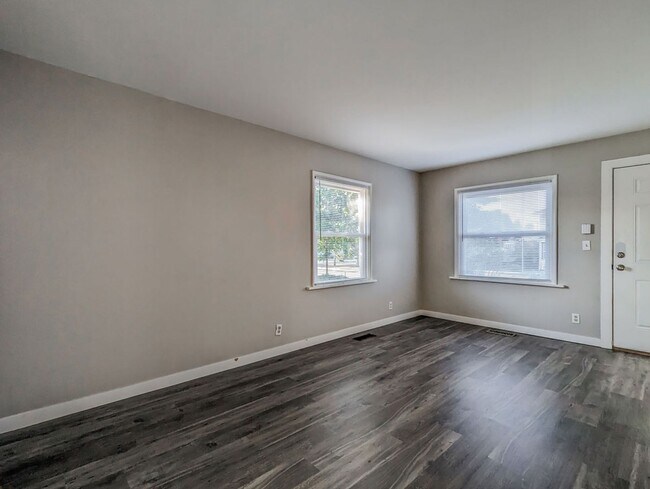 Foto del edificio - Move in ready 3 bed 1 bath home w/main lev...