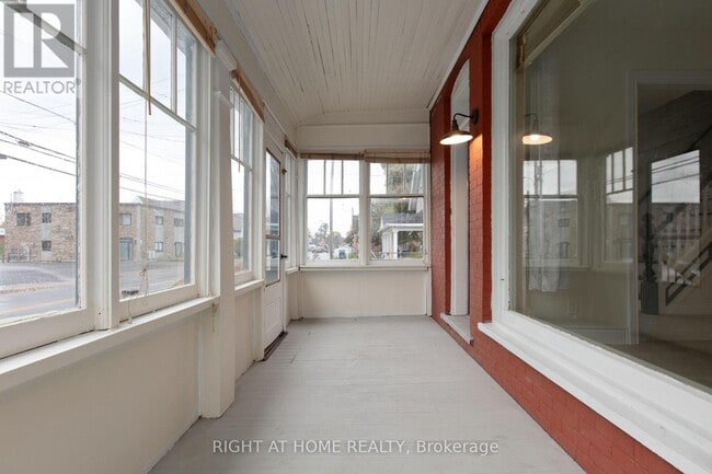 Photo du bâtiment - 6615 Fourth Line Rd