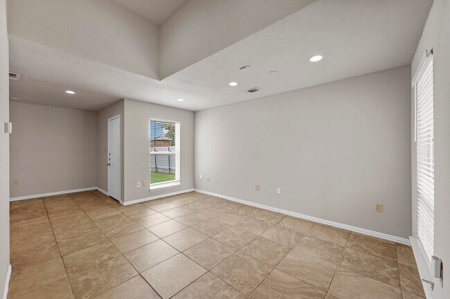 Foto del edificio - 900-902 Wentwood Drive