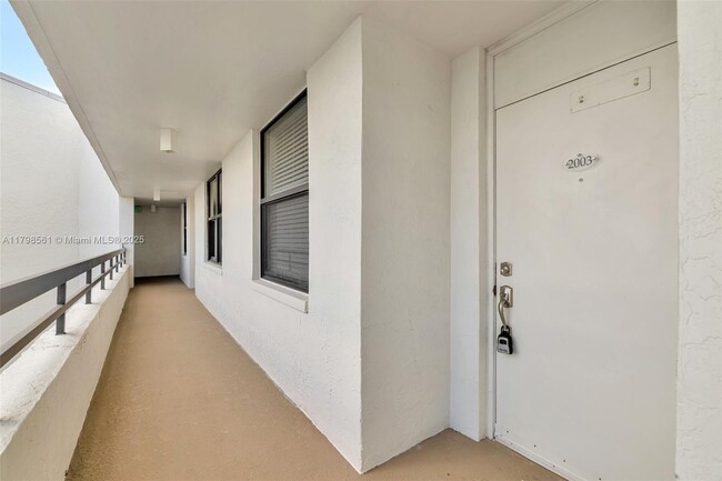 Foto del edificio - 9650 S Ocean Dr