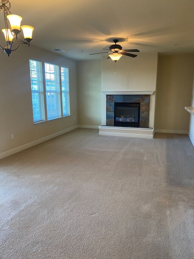 Foto del edificio - Spacious 2 Bedroom, 2 Bathroom Condo locat...