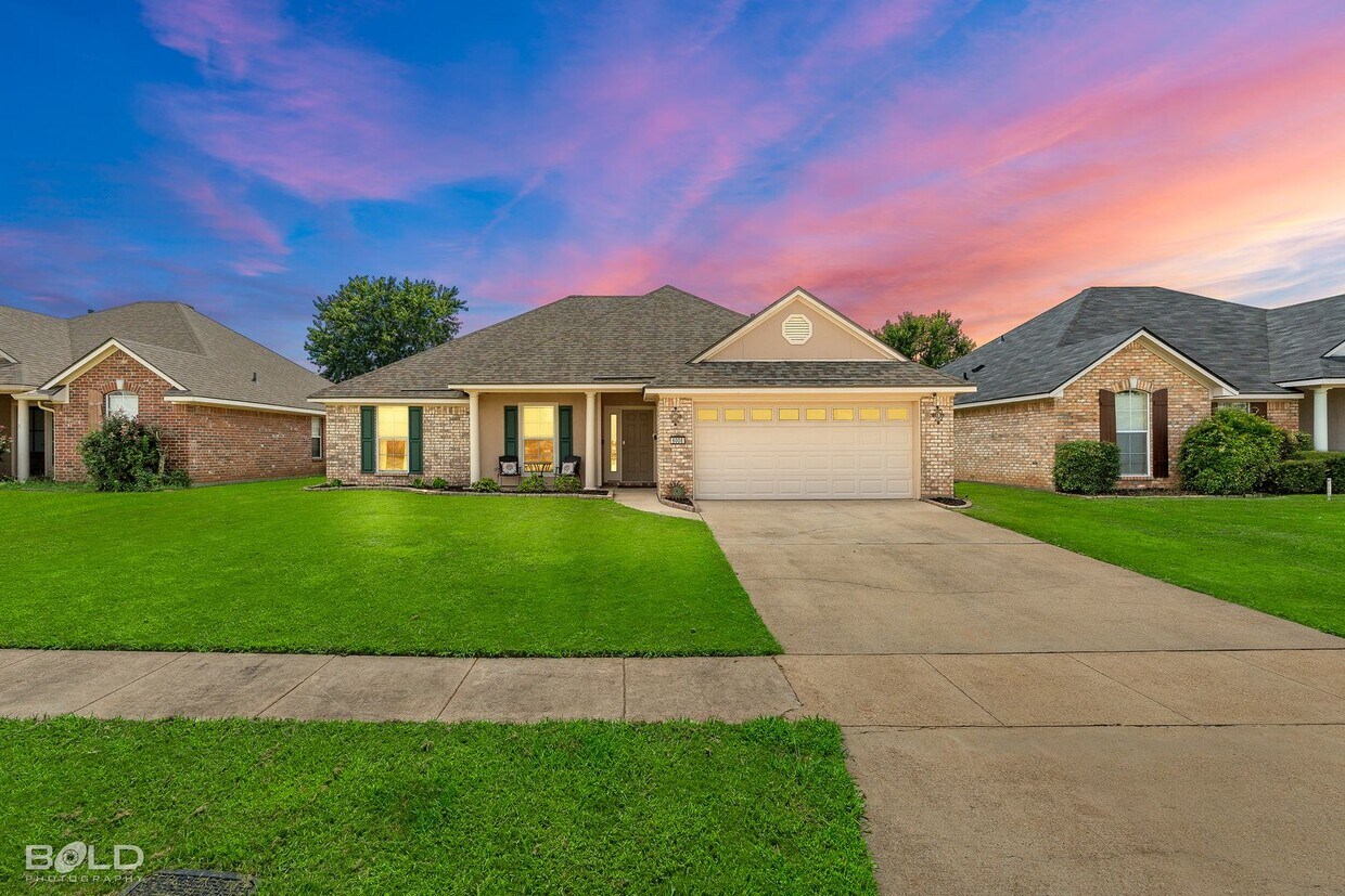 Foto principal - Check Out this 4 bed 2 bath