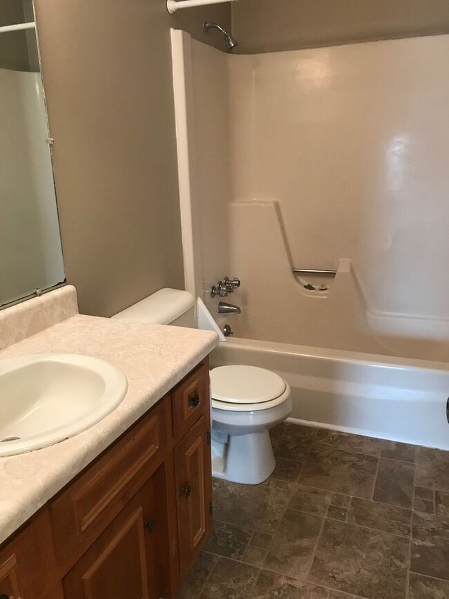 Building Photo - 1605-B Wards Ferry - 2br duplex on Wards F...