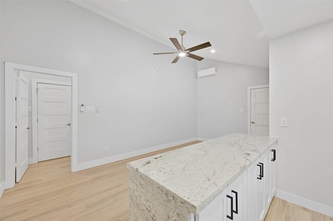 Building Photo - 10930 White Thorn St