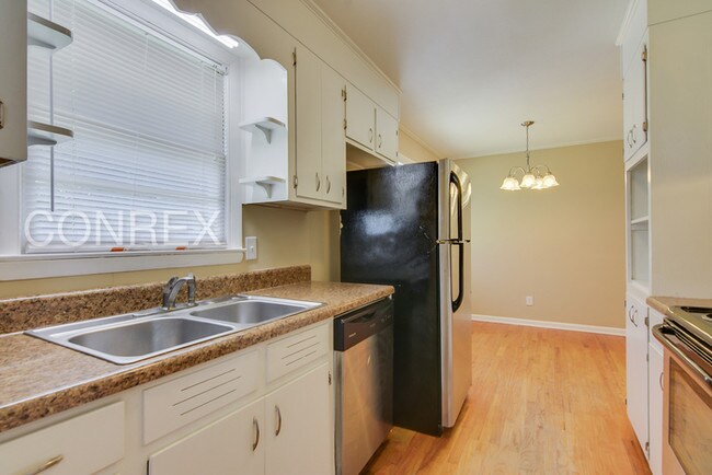 Building Photo - Another Beautiful Conrex home