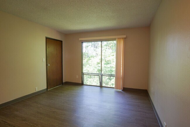 Foto del edificio - *Free Rent Special* Top Floor One Bedroom Near OHSU Ready Now!