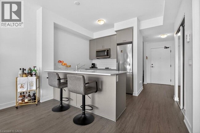 Building Photo - 600 N Service Rd