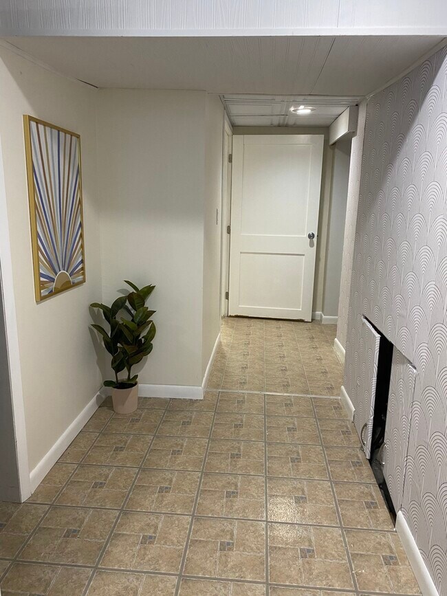 Building Photo - 742 Magnolia Avenue East, Unit Basement Suite