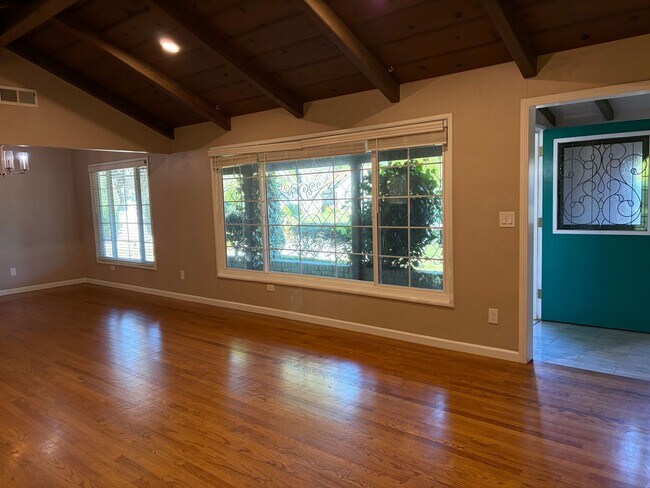 Foto del edificio - 2 Bedroom home, plus ADU, in Little Pocket