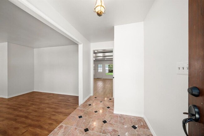 Foto del edificio - 8806 Langdon Ln