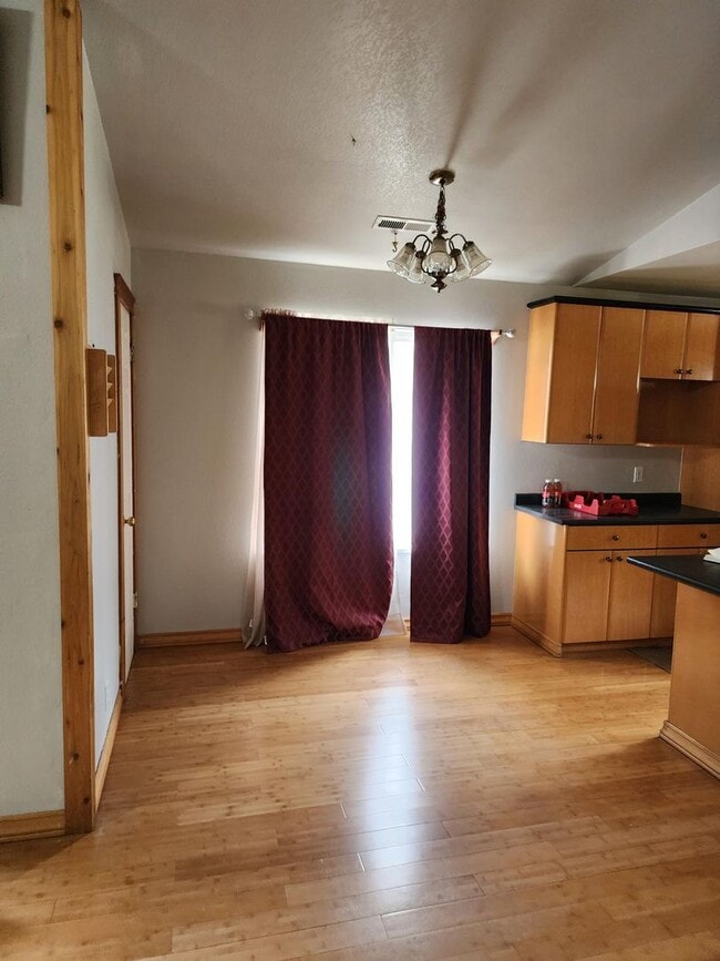 Foto del edificio - Stunning 4 Bedroom Home with Private Yard ...
