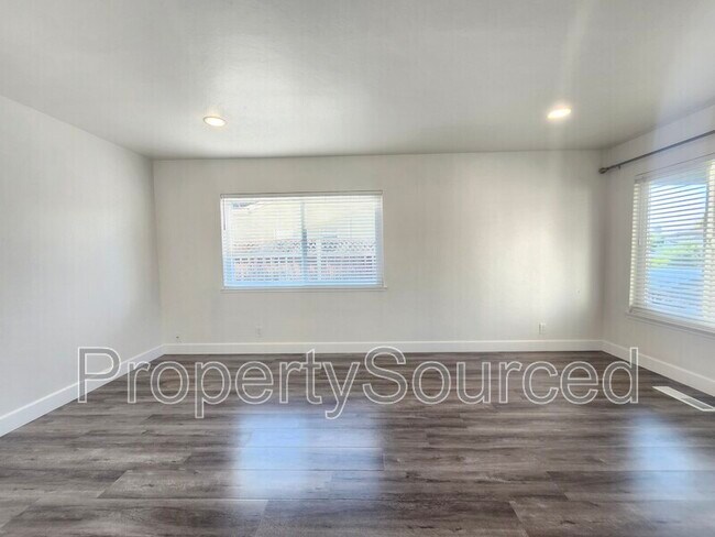 Building Photo - 1638 E San Fernando St