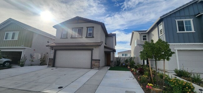 Building Photo - Beautiful 3 Bedroom 2.5 Bathroom Home in E...