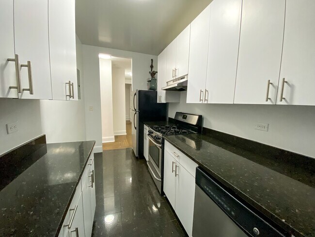 Building Photo - 592 W 178th St