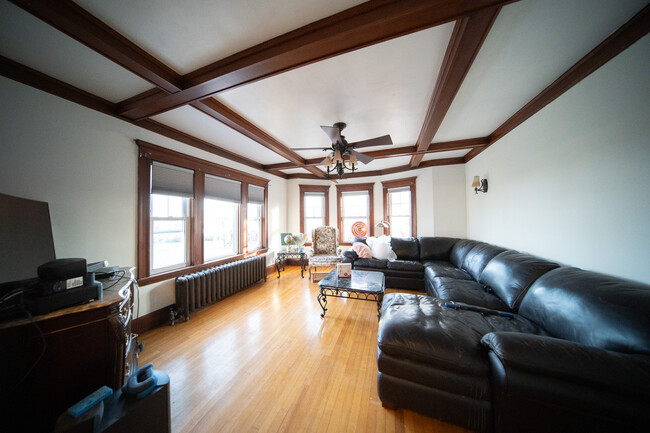 Building Photo - 404 Mount Auburn St