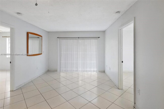 Building Photo - 2600 Collins Ave