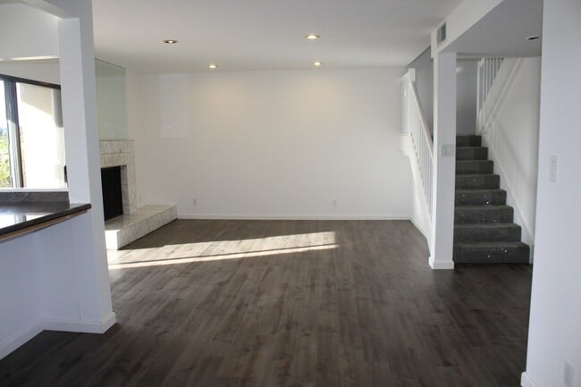 Building Photo - Waterfront 3 Bedroom and 2 1/2 Bath Home i...