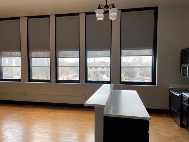 Building Photo - Central Square