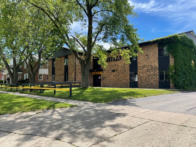 Building Photo - 924 Greenbrier Rd