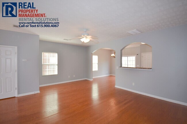 Building Photo - Amazing 3 bedroom home with attached garag...