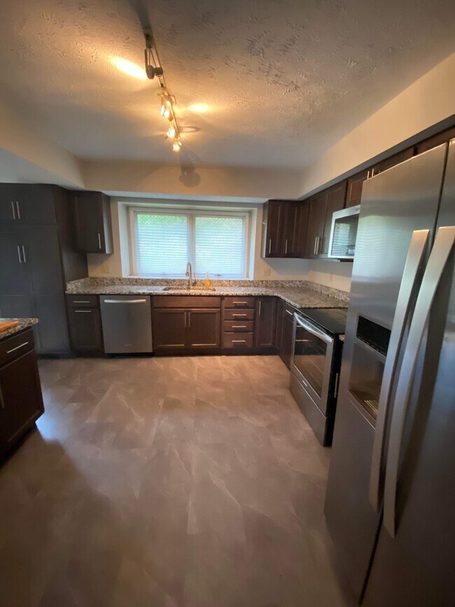 Kitchen - 211 Morgan Dr