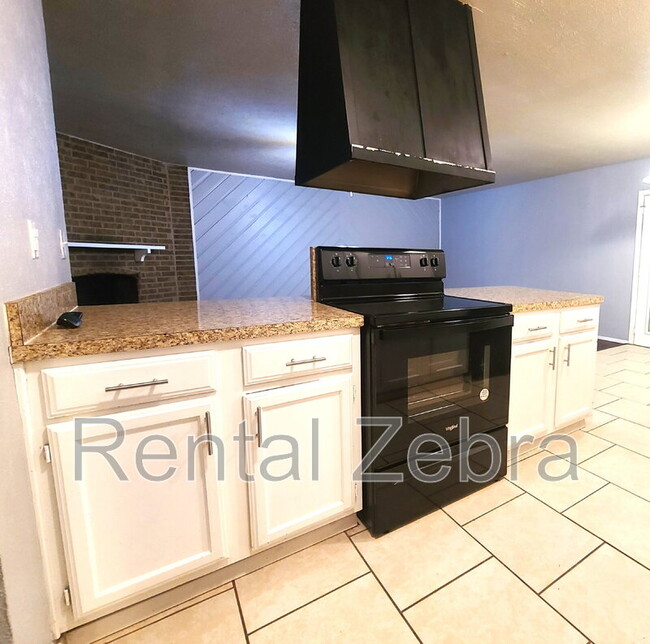 Building Photo - 709 Levelland Dr