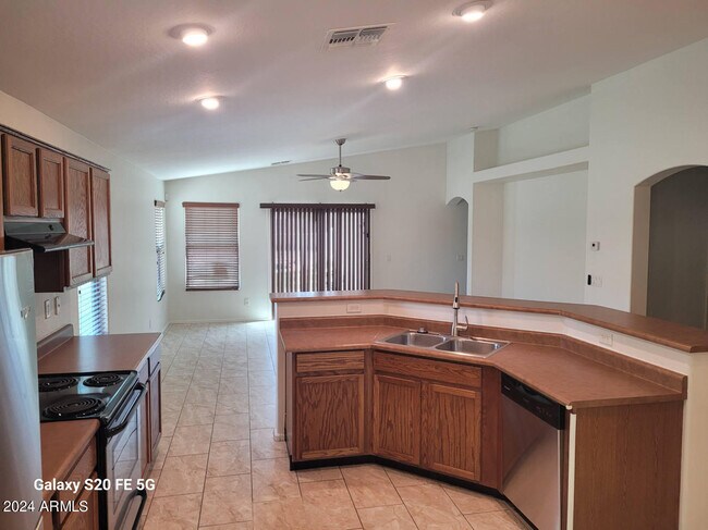 Foto del edificio - 9715 W Kirby Ave