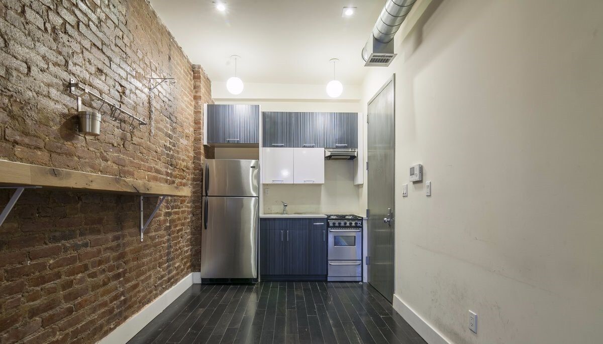Primary Photo - 1066 Putnam Ave