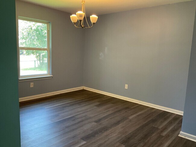 Building Photo - Welcome to this perfectly situated 3-bedroom, 2-bathroom home in the heart of Jacksonville.