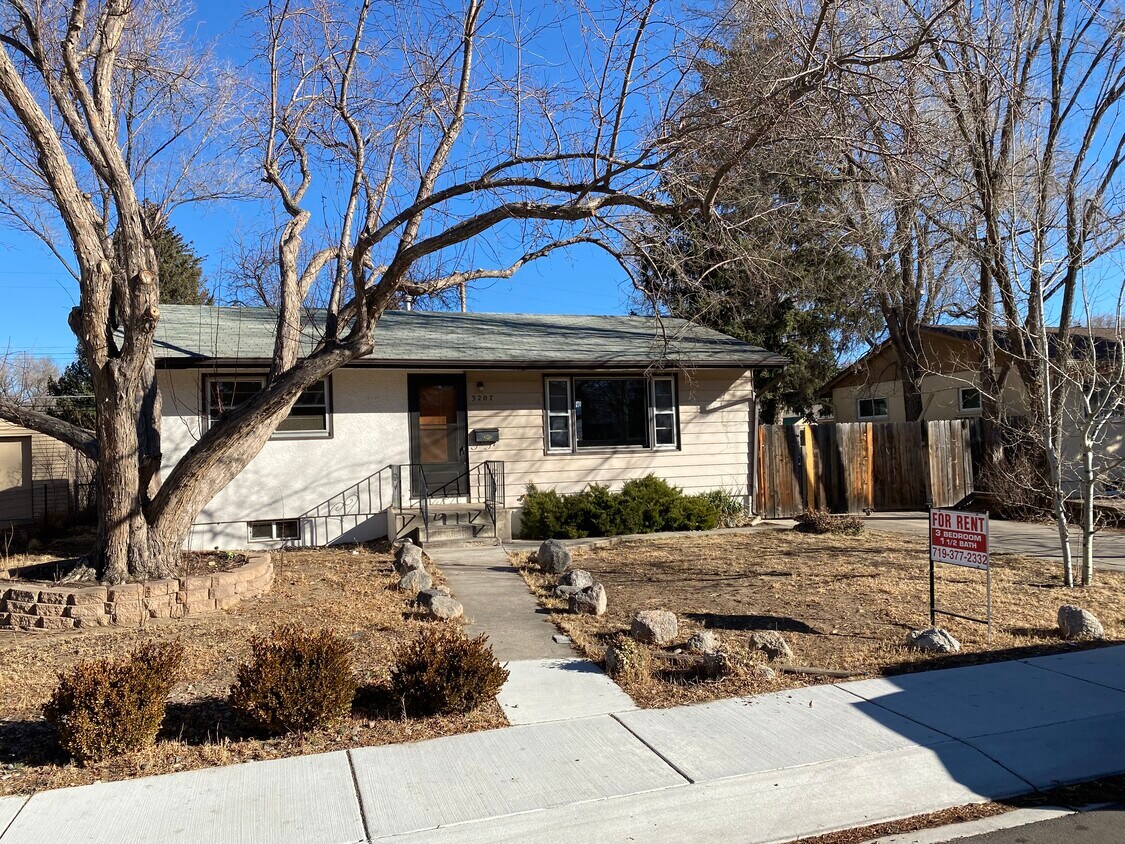 3207 Jon St - Fachada y entrada de vehículos - 3207 Jon St