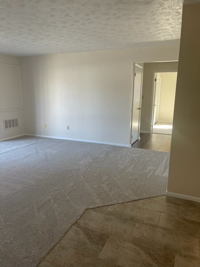 Sala de estar de 2 dormitorios - Lafayette Apartments