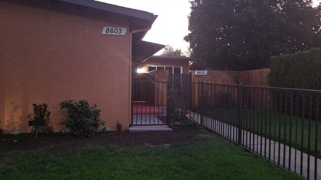 Foto del edificio - 8603 Tilden Ave