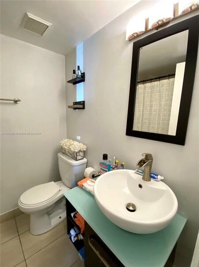 Foto del edificio - 18240 Mediterranean Blvd