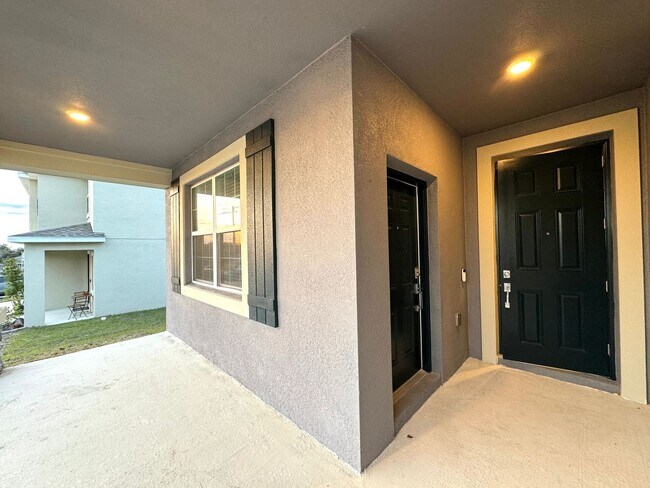 Foto del edificio - Rare find In-Law suite Home! Single family house with Separate entry and kitchen, laundry set!